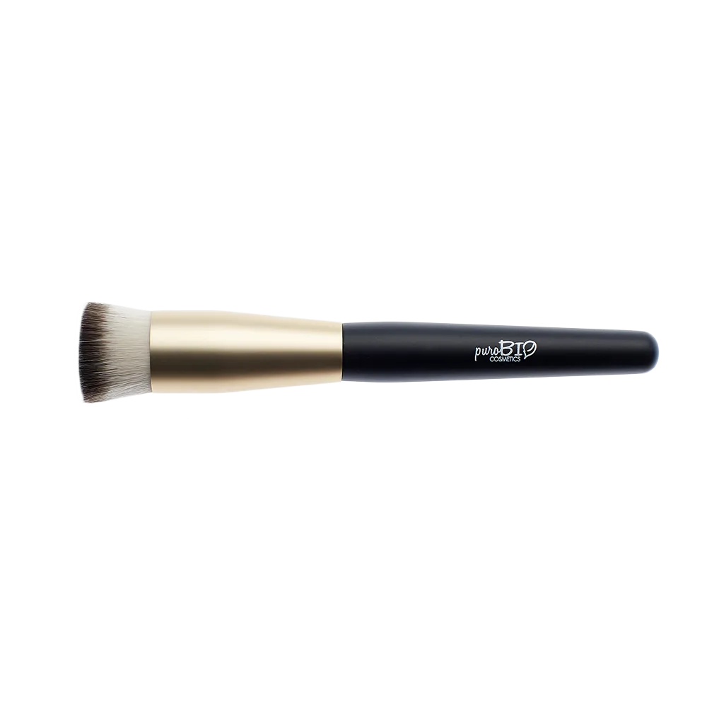 Pincel Kabuki de topo plano, ideal para a aplicação de produtos líquidos e em pó, compactos ou soltos